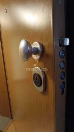 Apartamento com 52 m², localizado num 4º andar com elevador.