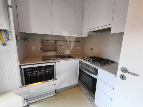 Apartamento com 52 m², localizado num 4º andar com elevador.