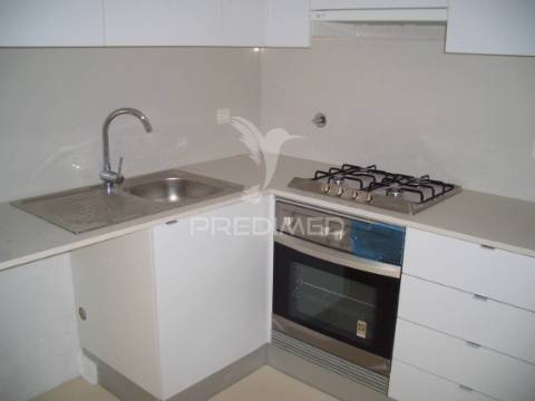 Apartamento com 52 m², localizado num 4º andar com elevador.