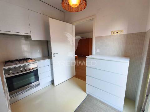 Apartamento com 52 m², localizado num 4º andar com elevador.