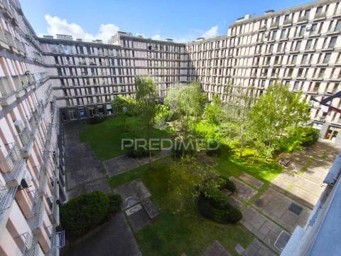 Apartamento com 52 m², localizado num 4º andar com elevador.