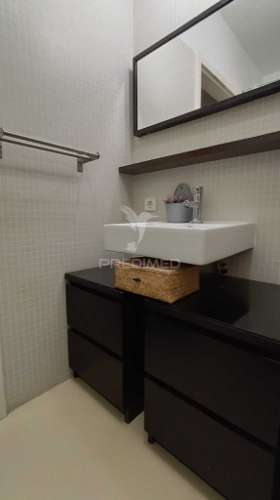 Apartamento com 52 m², localizado num 4º andar com elevador.