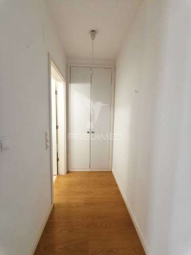 Apartamento com 52 m², localizado num 4º andar com elevador.