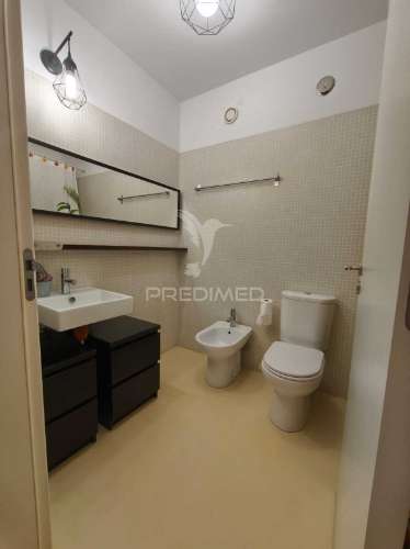 Apartamento com 52 m², localizado num 4º andar com elevador.