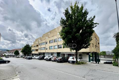 Armazém/garagem com "120 m2" no centro das caldas das taipas.