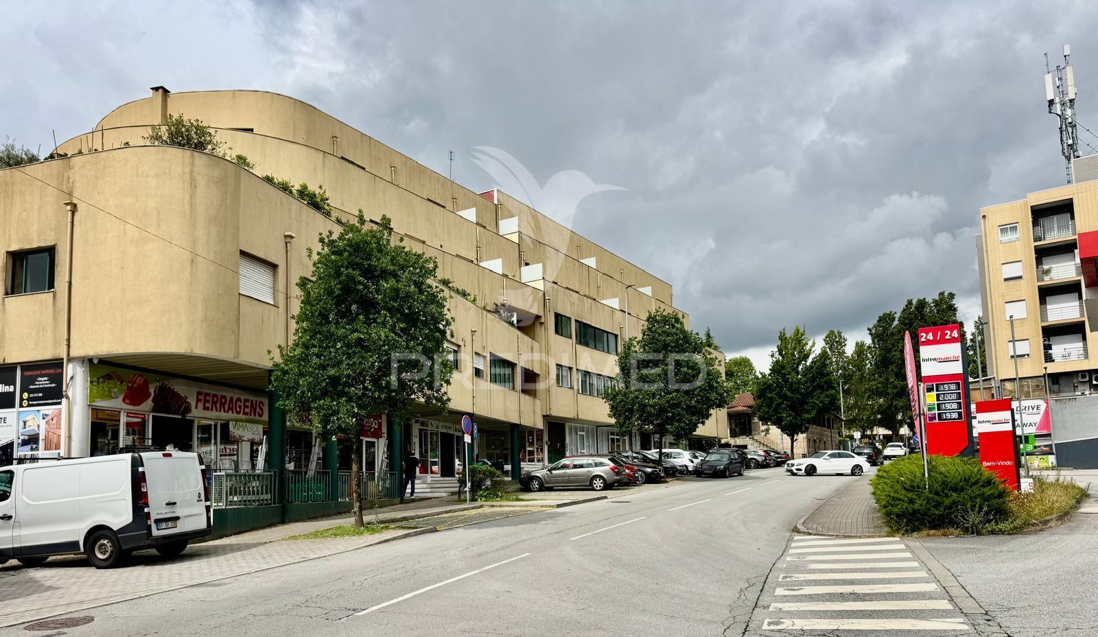 Armazém/garagem com "120 m2" no centro das caldas das taipas.