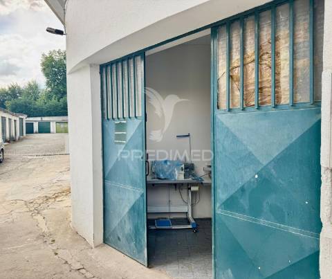 Armazém/garagem com "120 m2" no centro das caldas das taipas.