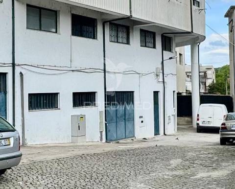 Armazém/garagem com "120 m2" no centro das caldas das taipas.