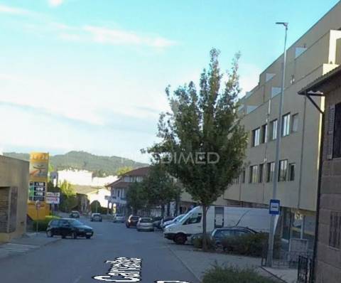 Armazém/garagem com "120 m2" no centro das caldas das taipas.