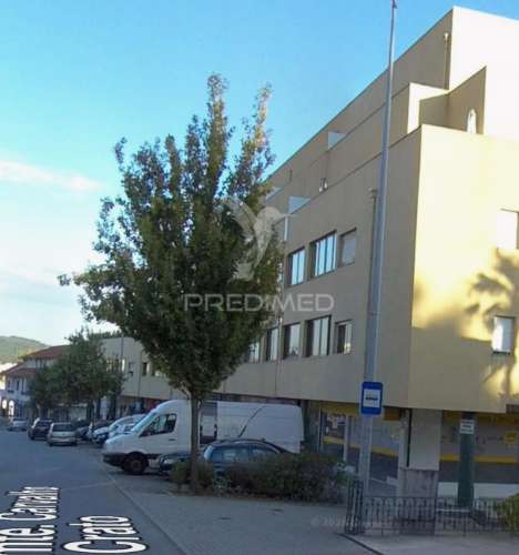 Armazém/garagem com "120 m2" no centro das caldas das taipas.