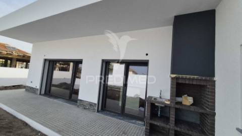 Excelente moradia t3+1 com area exterior.