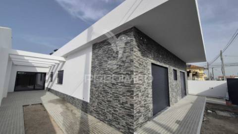 Excelente moradia t3+1 com area exterior.
