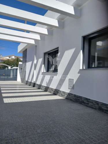 Excelente moradia t3+1 com area exterior.