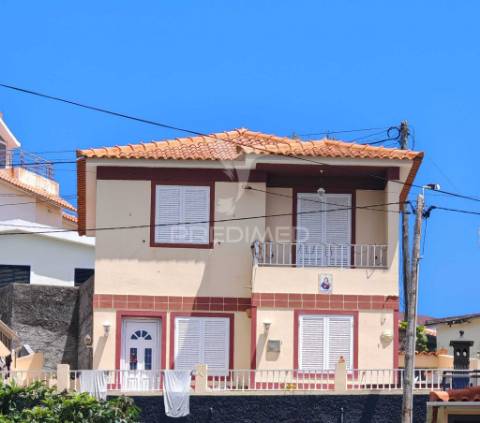 Moradia t3 com excelente localização situada no caniçal