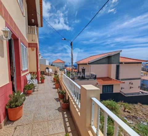 Moradia t3 com excelente localização situada no caniçal