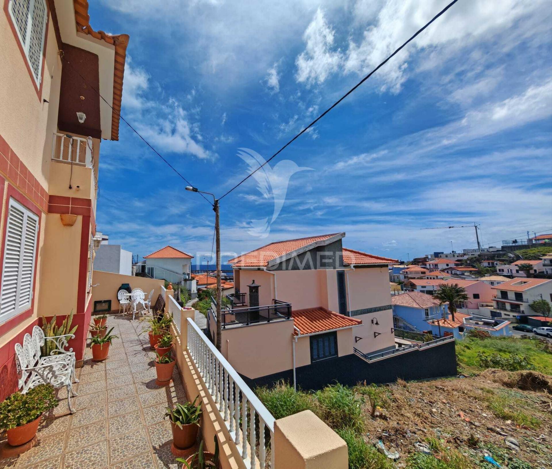 Moradia t3 com excelente localização situada no caniçal