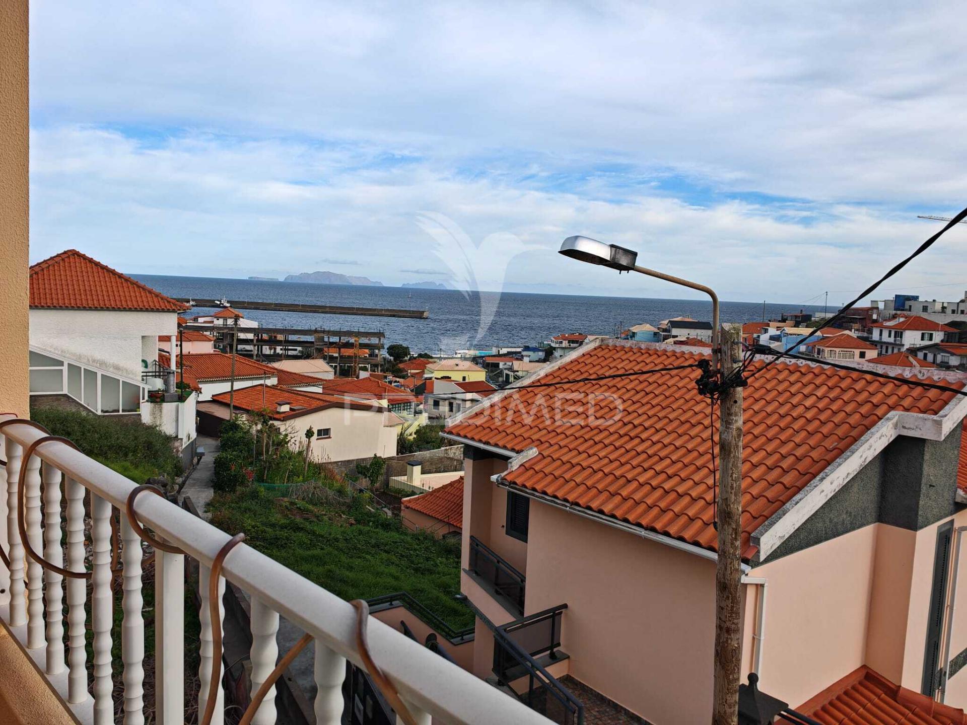 Moradia t3 com excelente localização situada no caniçal
