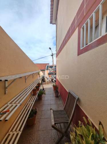 Moradia t3 com excelente localização situada no caniçal