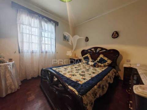 Moradia t3 com excelente localização situada no caniçal