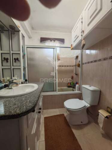 Moradia t3 com excelente localização situada no caniçal