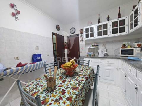 Moradia t3 com excelente localização situada no caniçal