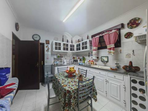 Moradia t3 com excelente localização situada no caniçal