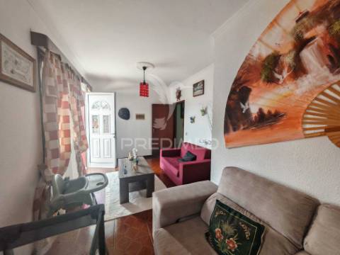 Moradia t3 com excelente localização situada no caniçal