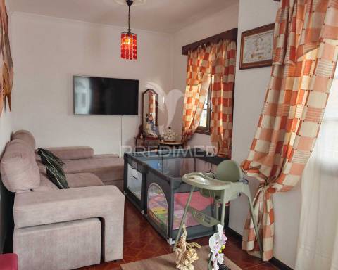 Moradia t3 com excelente localização situada no caniçal