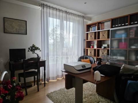 T3 na portela pronto a habitar com garagem, elevador e excelente localização