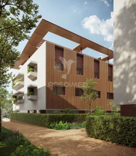 Apartamento t3 de luxo com 3 suites, varanda, 2 estacionamentos e arrumo