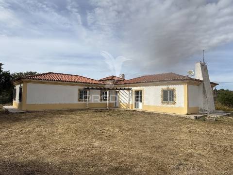 Refúgio exclusivo: propriedade de 4 hectares com moradia de conforto. próxima do mar.