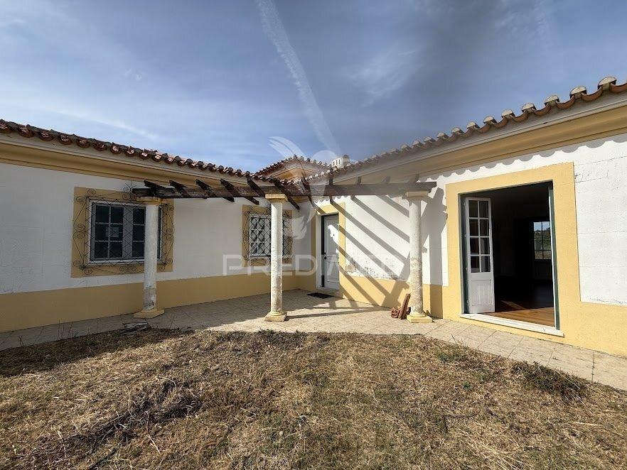 Refúgio exclusivo: propriedade de 4 hectares com moradia de conforto. próxima do mar.
