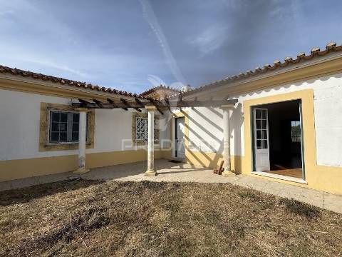 Refúgio exclusivo: propriedade de 4 hectares com moradia de conforto. próxima do mar.