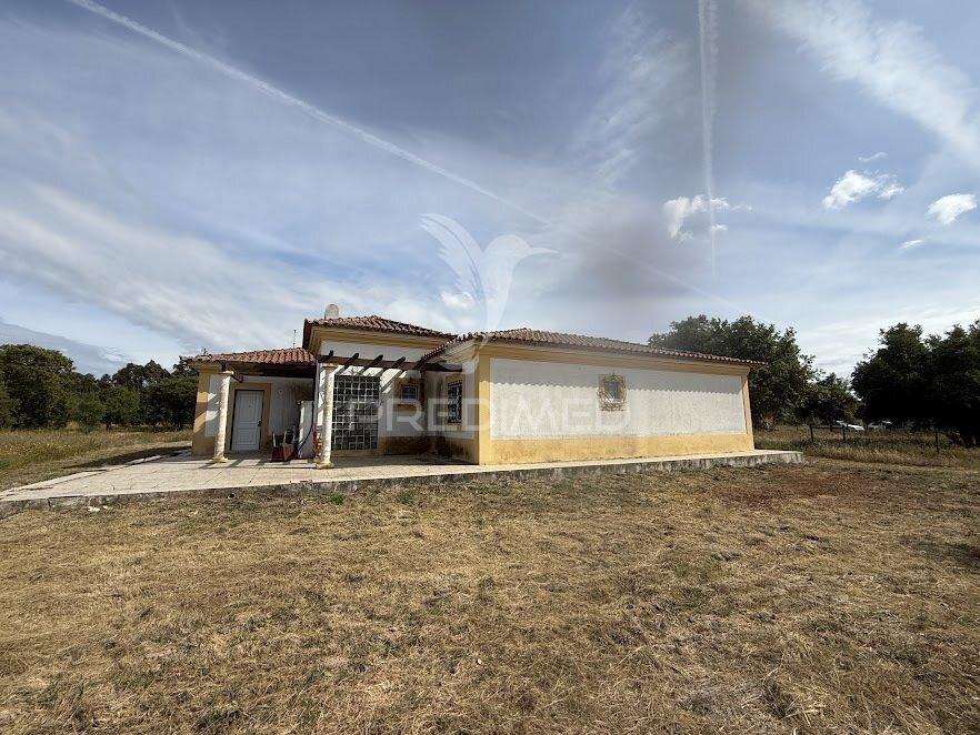 Refúgio exclusivo: propriedade de 4 hectares com moradia de conforto. próxima do mar.