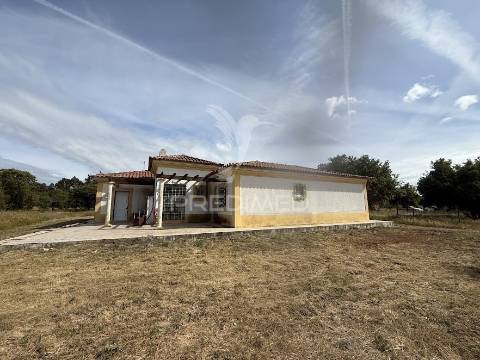 Refúgio exclusivo: propriedade de 4 hectares com moradia de conforto. próxima do mar.