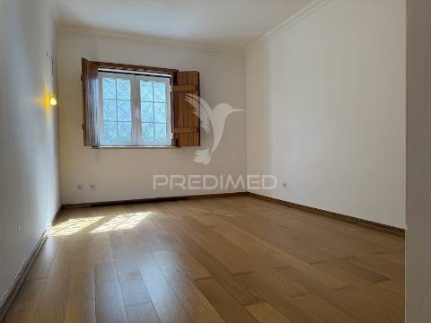 Refúgio exclusivo: propriedade de 4 hectares com moradia de conforto. próxima do mar.