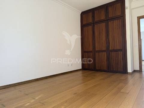 Refúgio exclusivo: propriedade de 4 hectares com moradia de conforto. próxima do mar.
