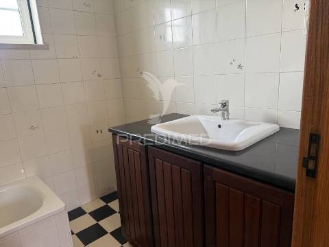 Refúgio exclusivo: propriedade de 4 hectares com moradia de conforto. próxima do mar.
