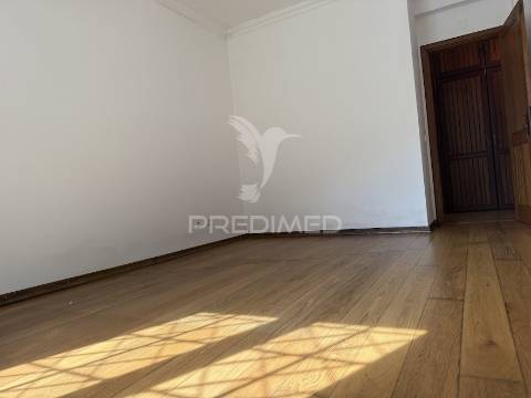 Refúgio exclusivo: propriedade de 4 hectares com moradia de conforto. próxima do mar.