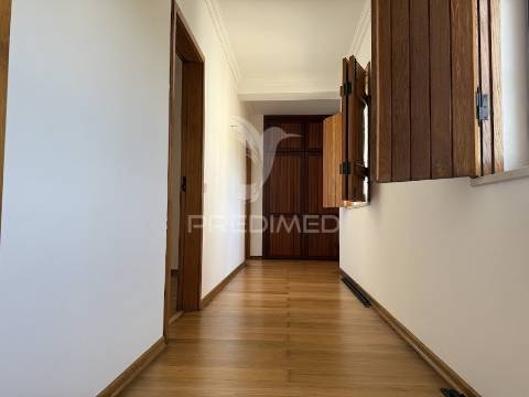Refúgio exclusivo: propriedade de 4 hectares com moradia de conforto. próxima do mar.