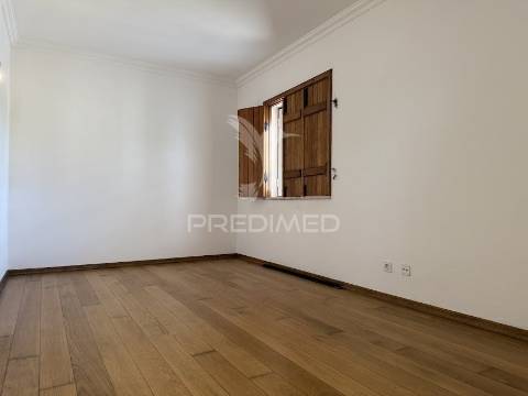 Refúgio exclusivo: propriedade de 4 hectares com moradia de conforto. próxima do mar.