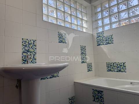Refúgio exclusivo: propriedade de 4 hectares com moradia de conforto. próxima do mar.