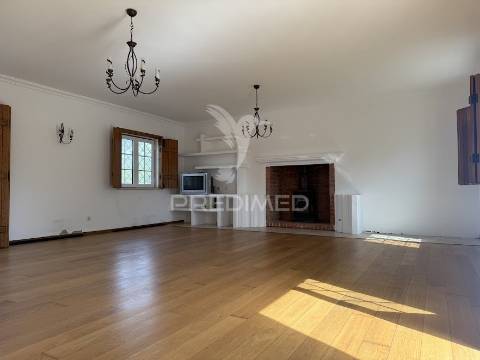 Refúgio exclusivo: propriedade de 4 hectares com moradia de conforto. próxima do mar.