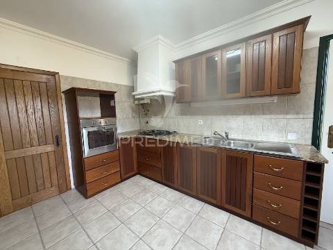 Refúgio exclusivo: propriedade de 4 hectares com moradia de conforto. próxima do mar.