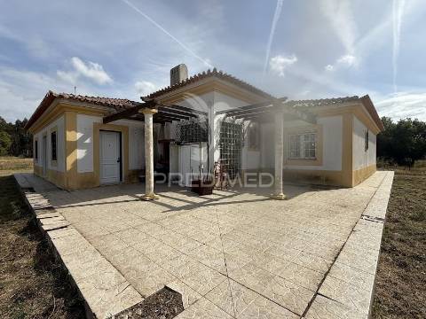 Refúgio exclusivo: propriedade de 4 hectares com moradia de conforto. próxima do mar.