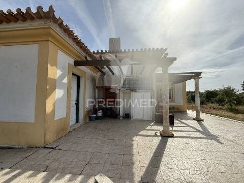 Refúgio exclusivo: propriedade de 4 hectares com moradia de conforto. próxima do mar.