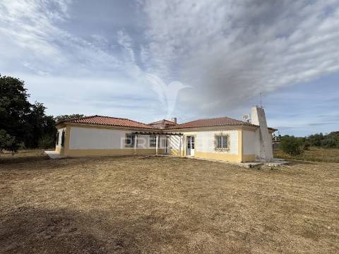 Refúgio exclusivo: propriedade de 4 hectares com moradia de conforto. próxima do mar.