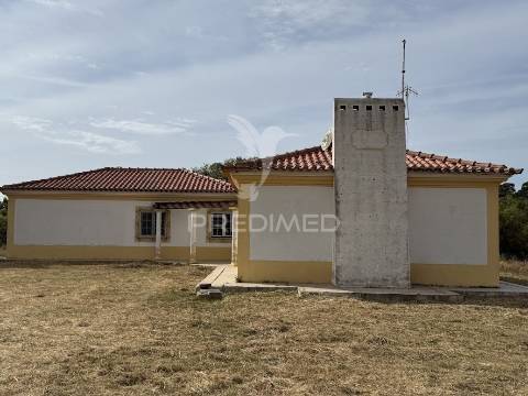 Refúgio exclusivo: propriedade de 4 hectares com moradia de conforto. próxima do mar.