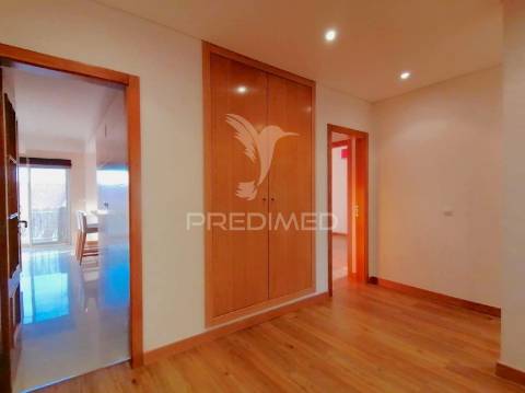 T3+1 com parqueamento na atalaia