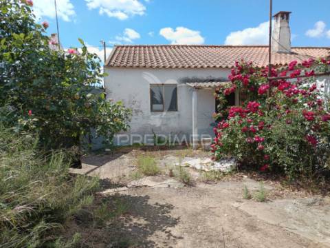 Moradia terrea c/quintal